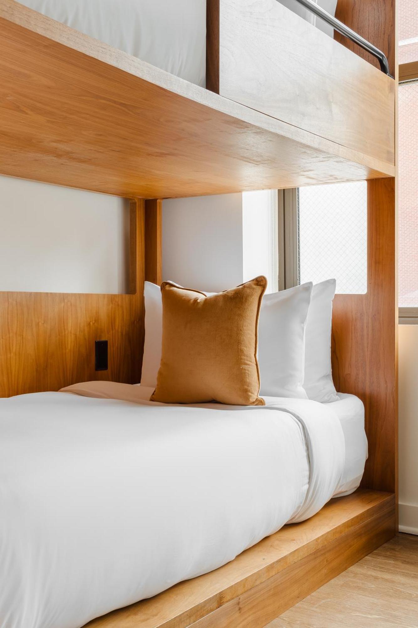 Found Hotel Chicago River North Екстериор снимка