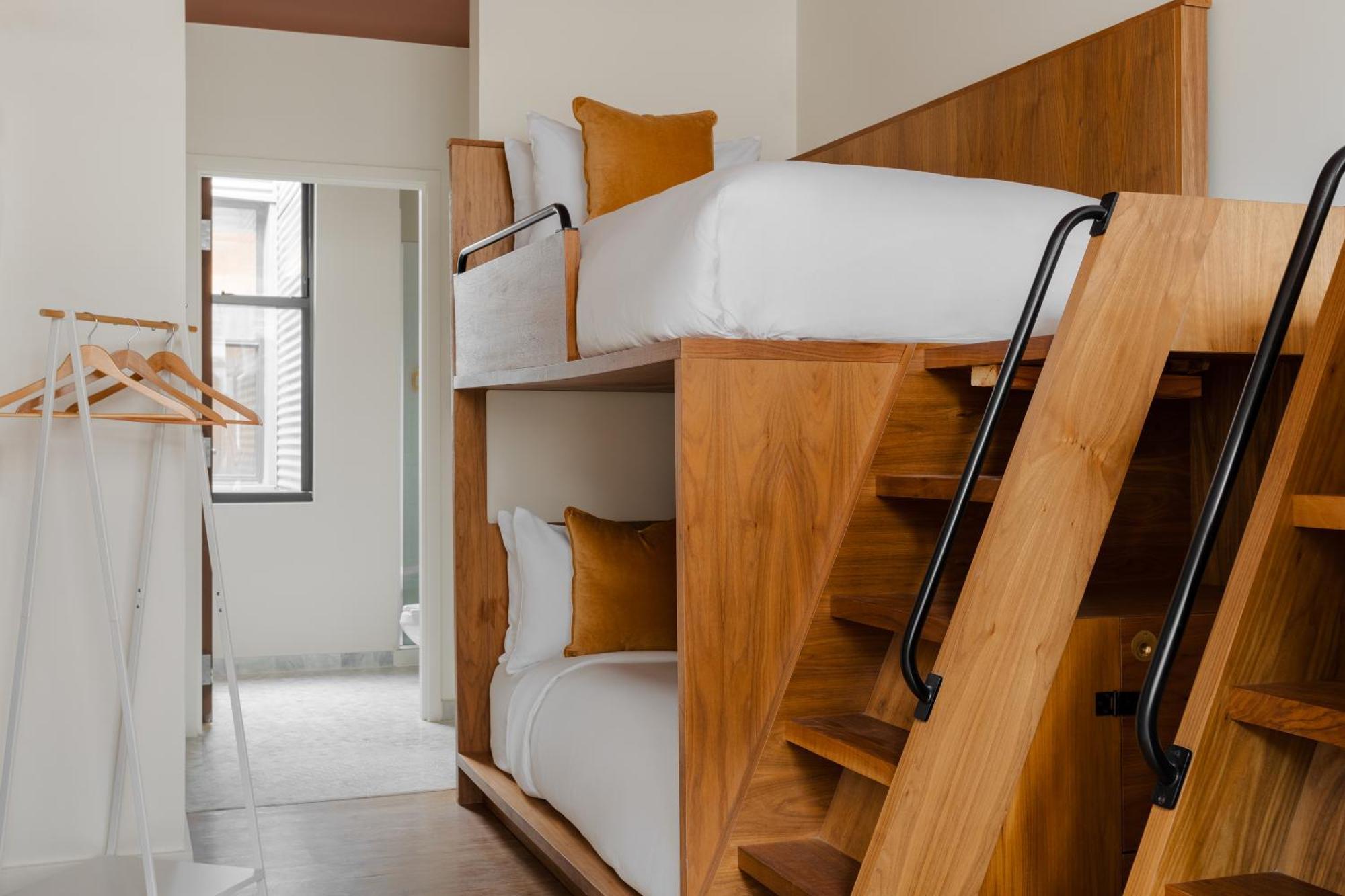 Found Hotel Chicago River North Екстериор снимка