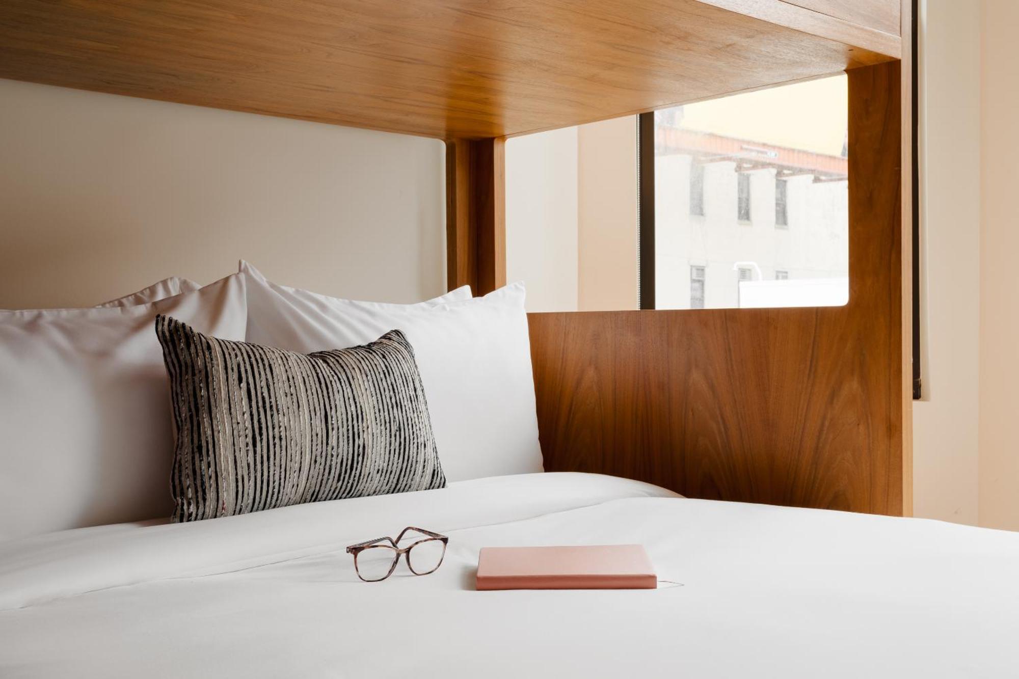 Found Hotel Chicago River North Екстериор снимка