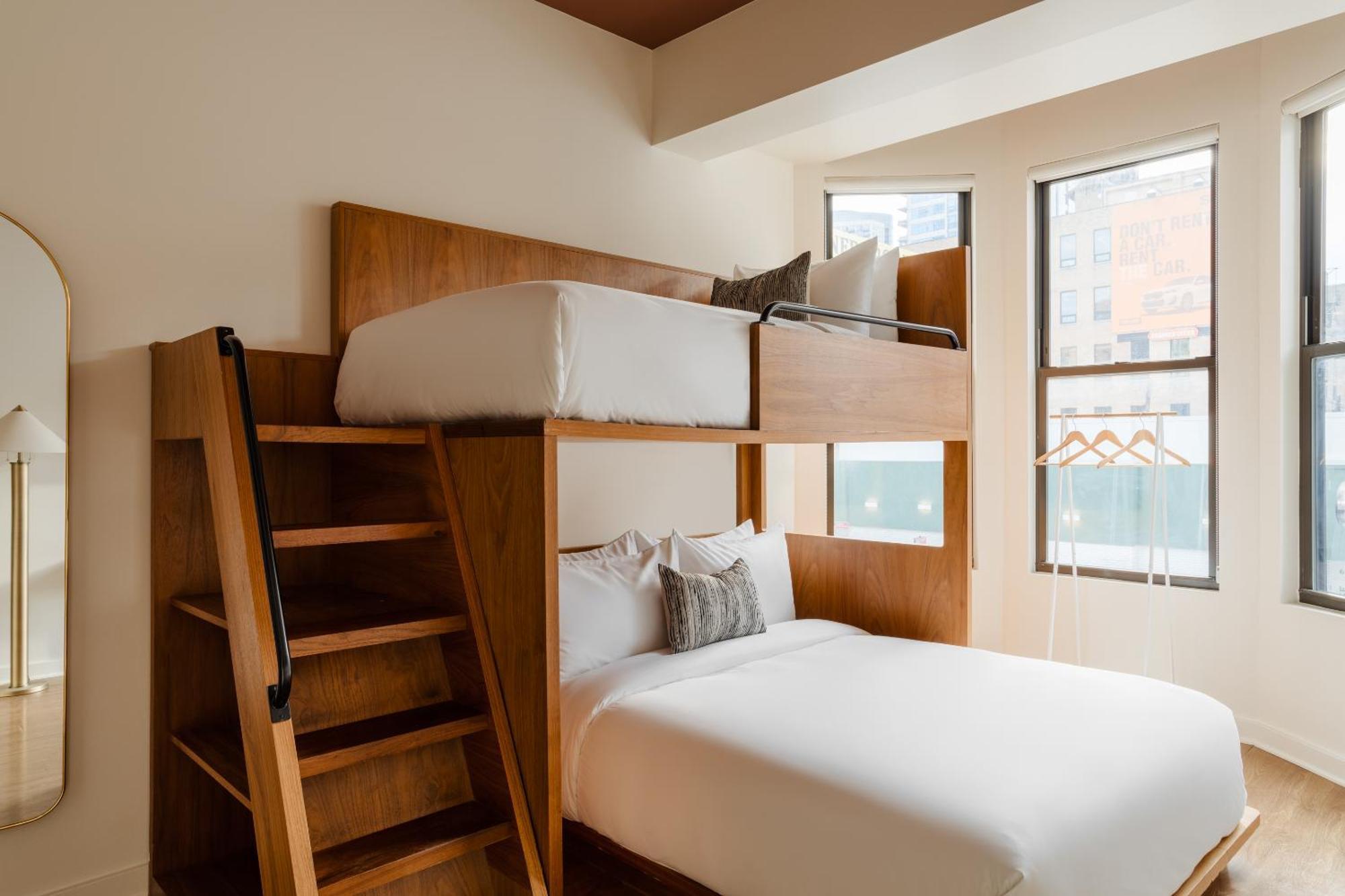 Found Hotel Chicago River North Екстериор снимка