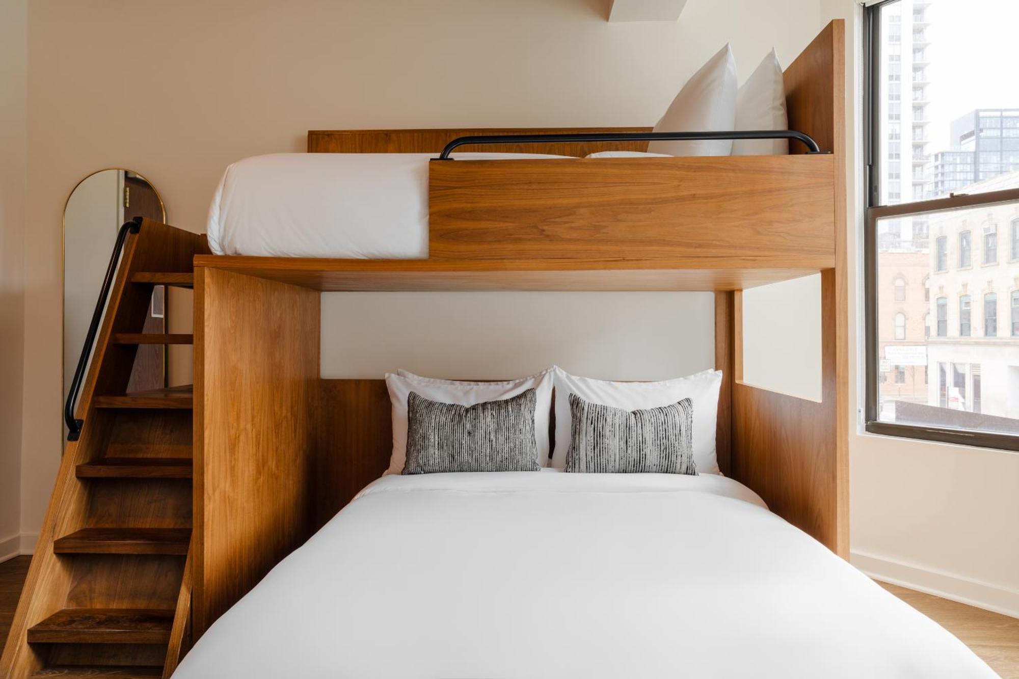 Found Hotel Chicago River North Екстериор снимка