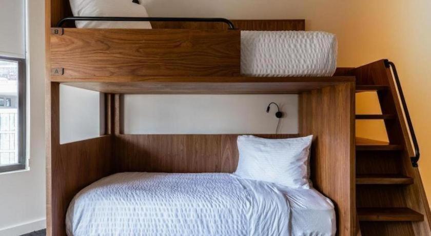Found Hotel Chicago River North Екстериор снимка