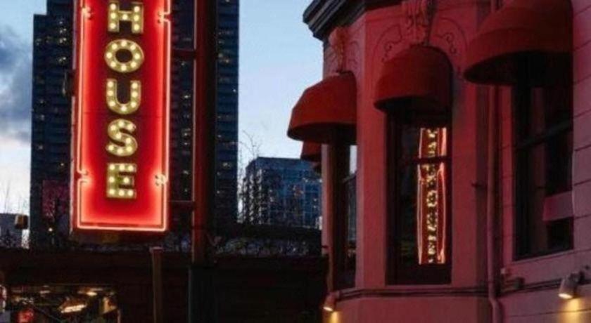 Found Hotel Chicago River North Екстериор снимка